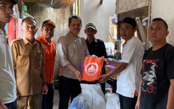 Legislator PDI Perjuangan Tom Maskun Salurkan Bantuan Untuk Korban Angin Puting Beliung