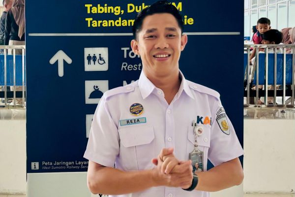 Petugas Kebersihan Selamatkan Orang yang Coba Hadang Kereta Api